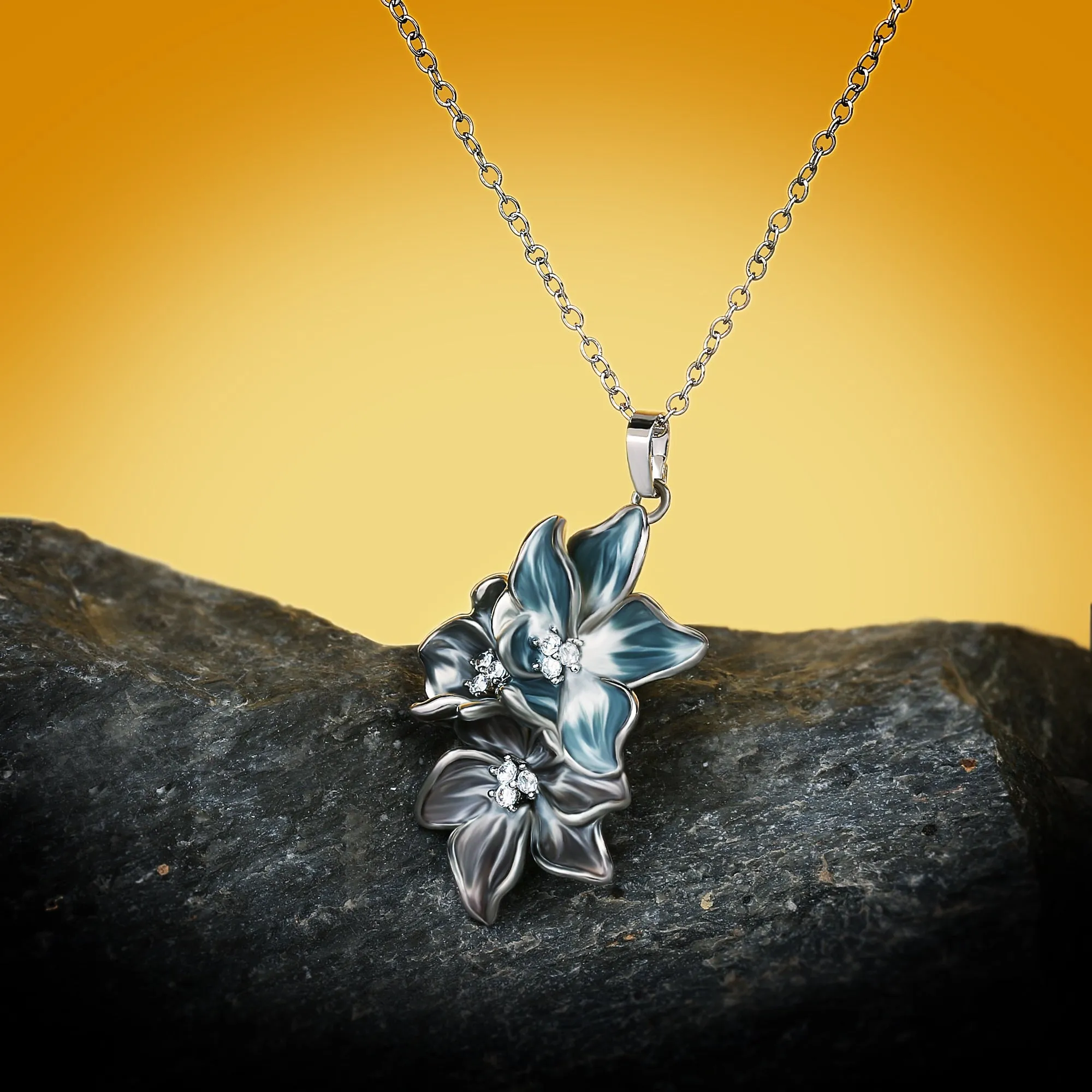 Fashion Jewelry Elegant Flower Enamel Pendant Necklaces in Silver Color