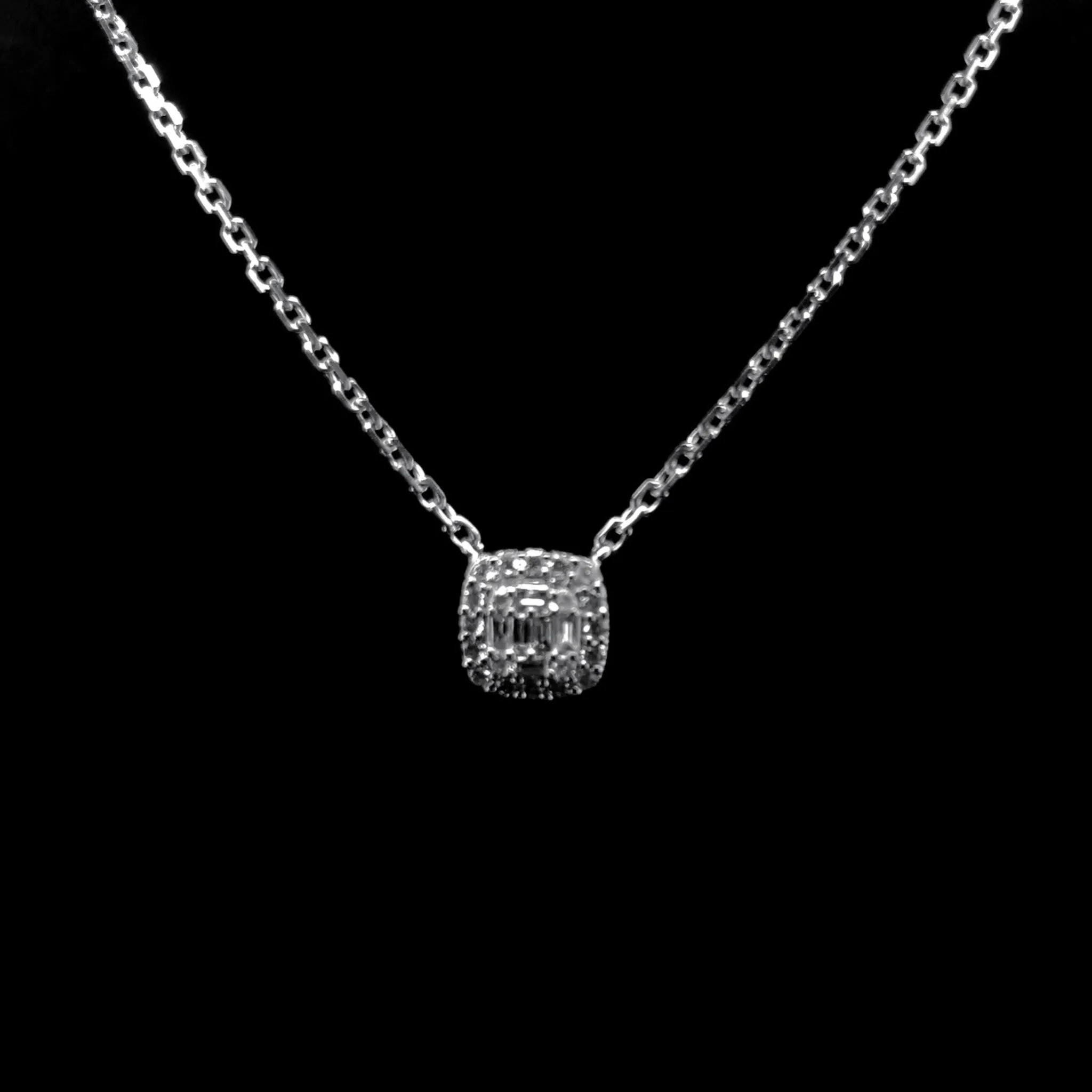 #LVNA2024 | Classic Square Diamond Necklace 18kt