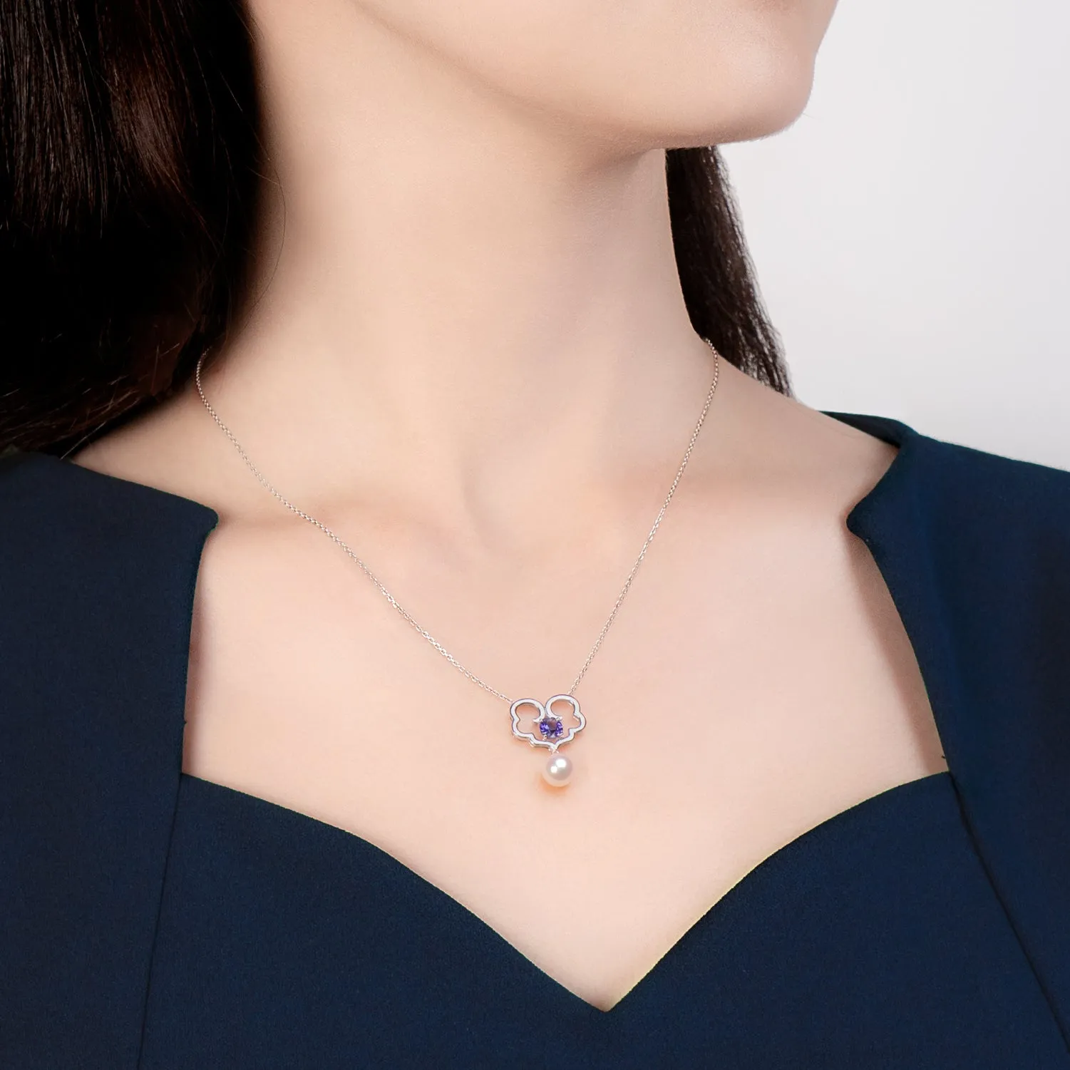 The Timeless Blessings Necklace 18kt White Gold with Tanzanite